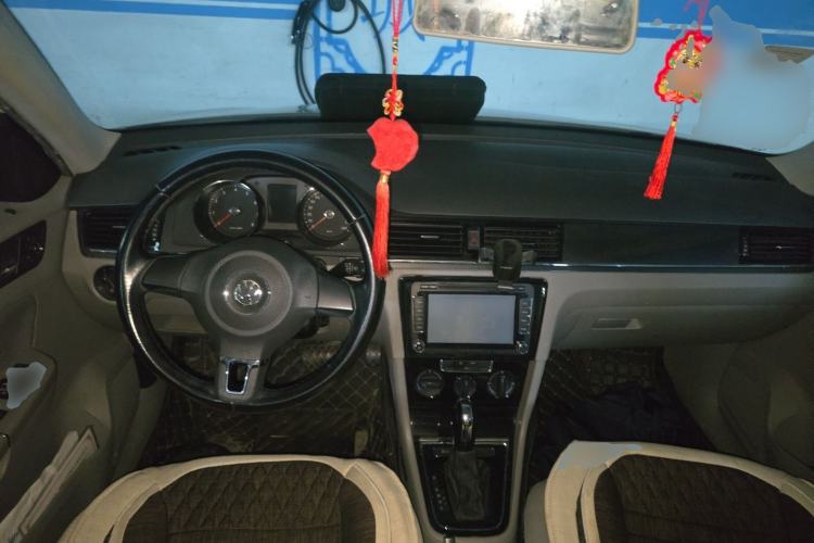 Used Volkswagen Bora 2014 1.6L Automatic Fashion Model Center Console