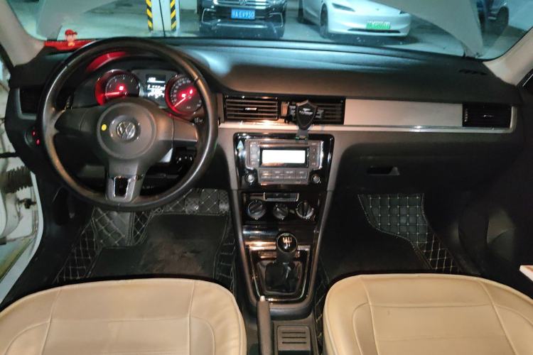 Used Volkswagen Bora 2014 1.6L Manual Fashion Edition Center Console