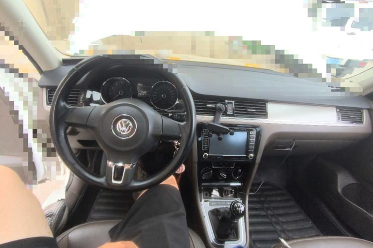 Used Volkswagen Bora 2014 1.6L Manual Comfort Model Center Console