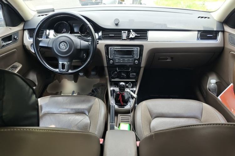 Used Volkswagen Bora 2014 1.6L Manual Comfort Model Center Console