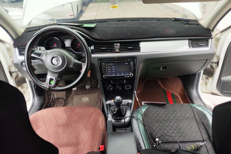 Used Volkswagen Bora 2014 1.6L Manual Comfort Model Center Console