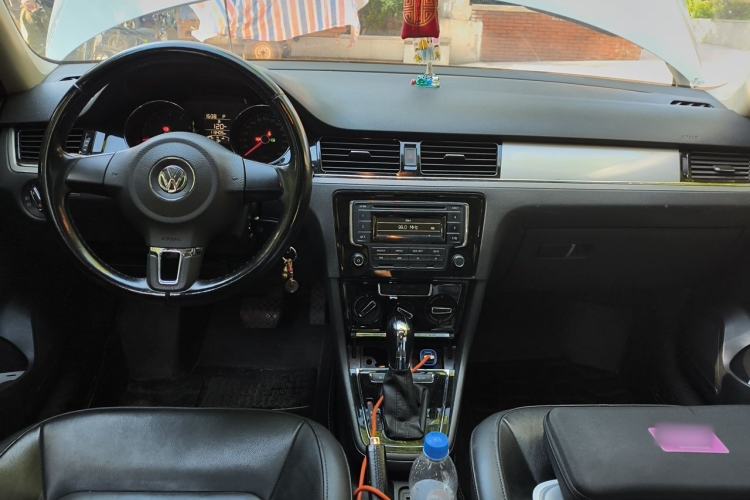 Used Volkswagen Bora 2014 1.6L Automatic Comfort Model Center Console