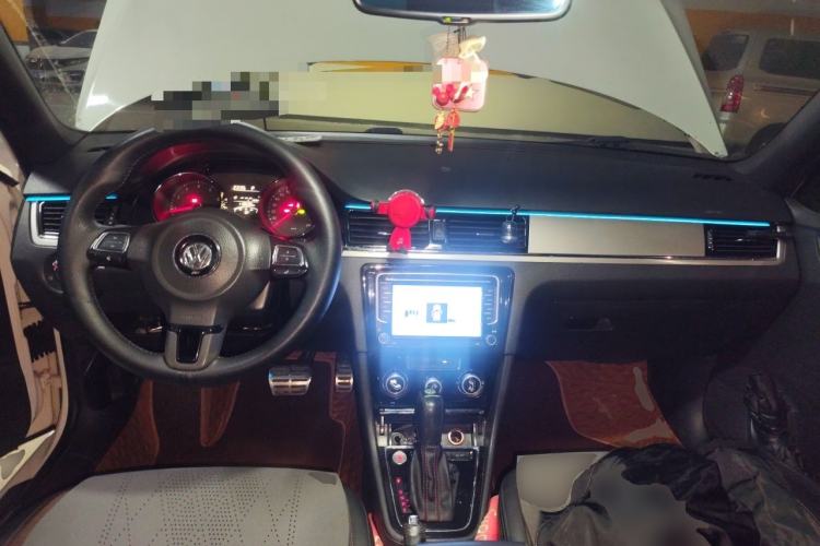 Used Volkswagen Bora 2014 1.4TSI Automatic Sportline Center Console