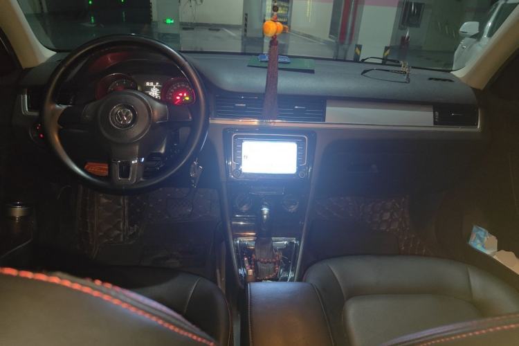 Used Volkswagen Bora 2014 1.6L Automatic Fashion Model Center Console