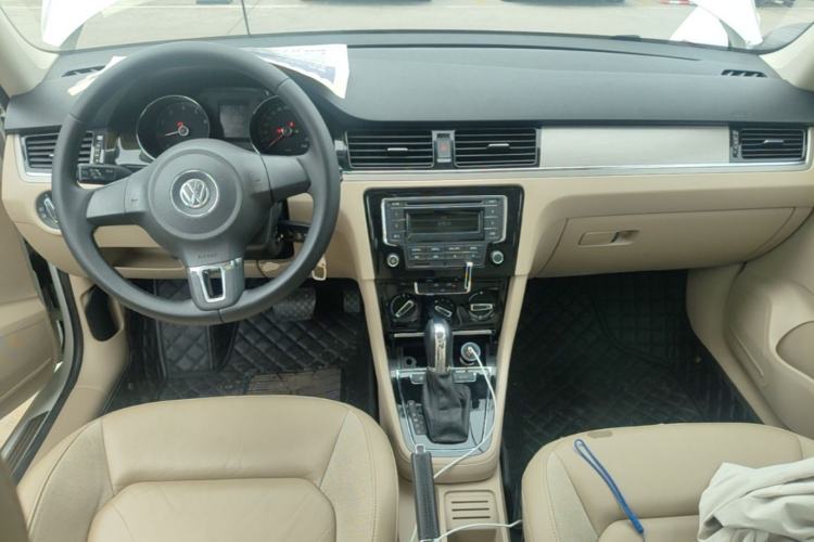 Used Volkswagen Bora 2014 1.6L Automatic Comfort Model Center Console
