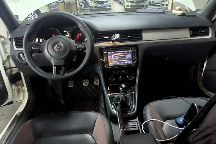 Used Volkswagen Bora 2014 1.4TSI Manual Sportline Center Console