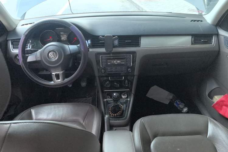 Used Volkswagen Bora 2014 1.6L Manual Comfort Model Center Console
