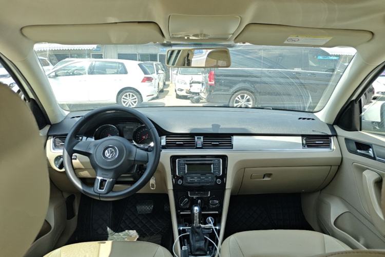 Used Volkswagen Bora 2014 1.6L Automatic Comfort Model Center Console