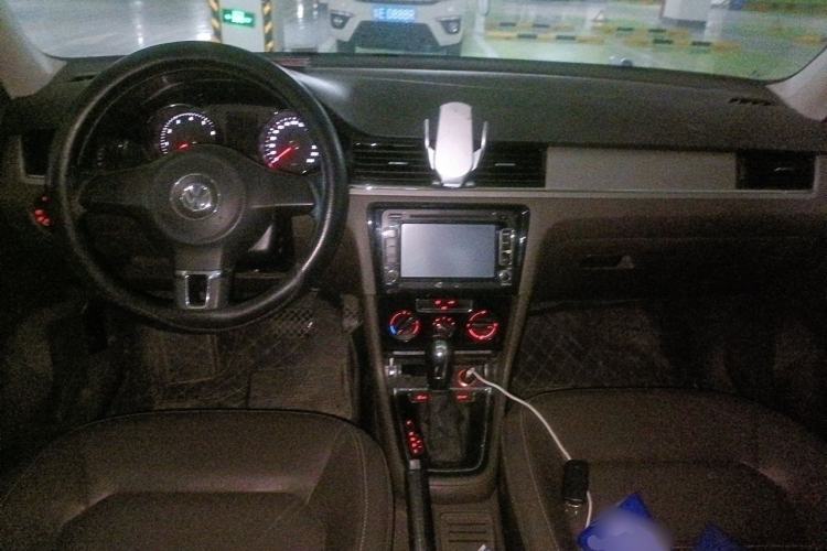 Used Volkswagen Bora 2014 1.6L Automatic Comfort Model Center Console