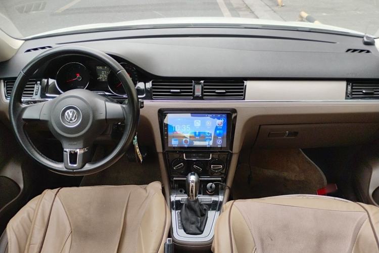 Used Volkswagen Bora 2014 1.6L Automatic Comfort Model Center Console