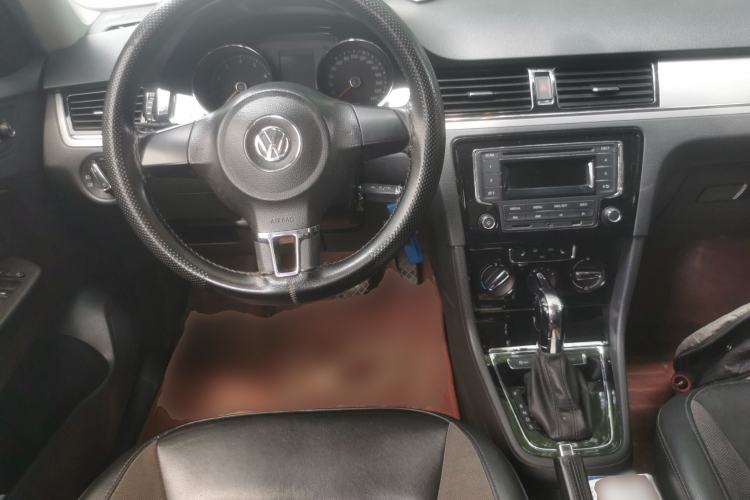 Used Volkswagen Bora 2014 1.6L Automatic Comfort Model Center Console