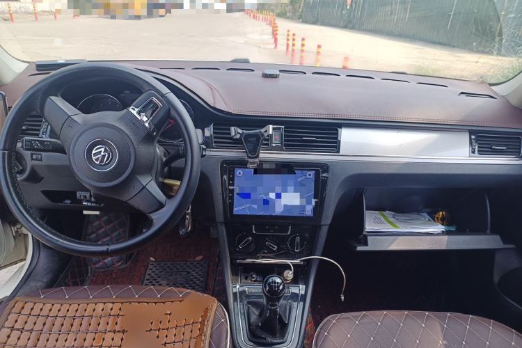 Used Volkswagen Bora 2014 1.6L Manual Comfort Model Center Console