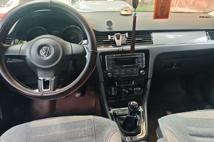 Used Volkswagen Bora 2014 1.6L Manual Comfort Model Center Console