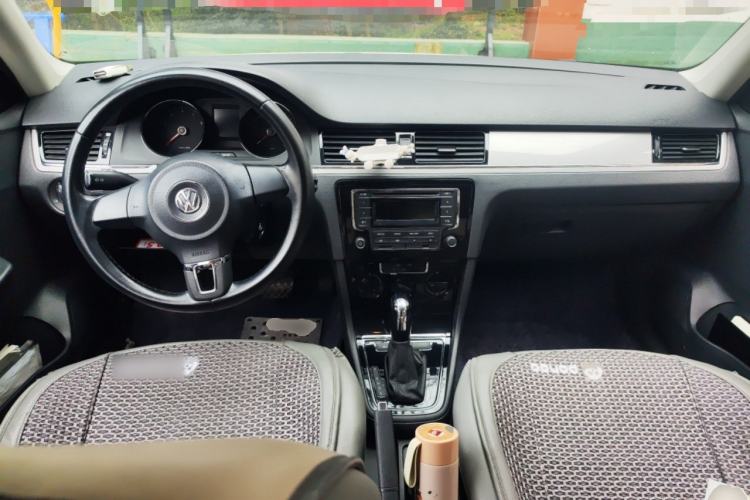 Used Volkswagen Bora 2014 1.6L Automatic Fashion Model Center Console