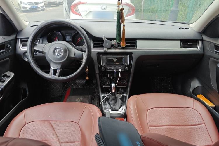 Used Volkswagen Bora 2014 1.6L Automatic Fashion Model Center Console