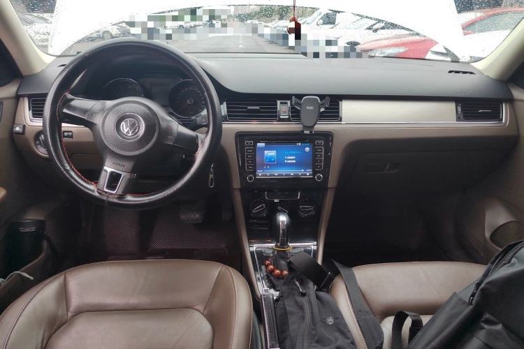 Used Volkswagen Bora 2014 1.6L Automatic Comfort Model Center Console