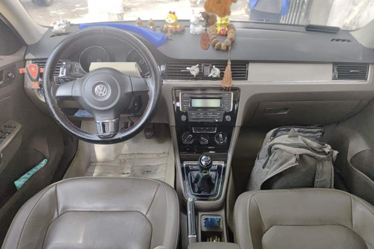 Used Volkswagen Bora 2014 1.6L Manual Comfort Model Center Console
