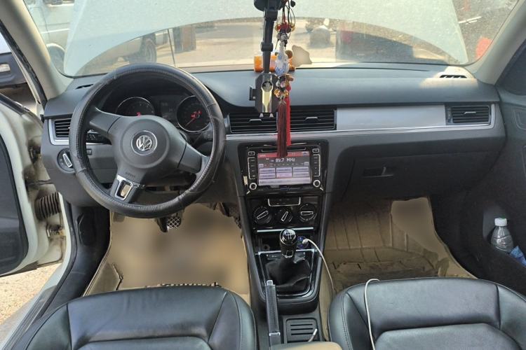 Used Volkswagen Bora 2014 1.6L Manual Comfort Model Center Console