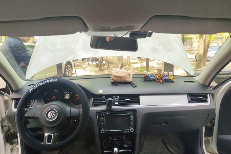 Used Volkswagen Bora 2014 1.6L Automatic Fashion Model Center Console