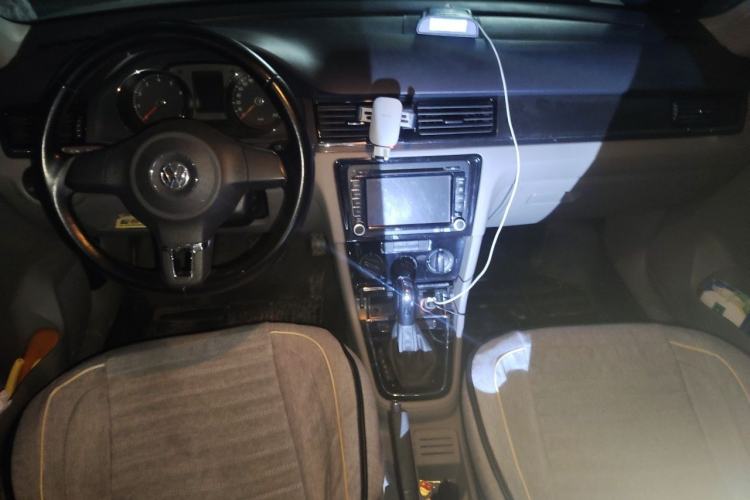 Used Volkswagen Bora 2014 1.6L Automatic Fashion Model Center Console
