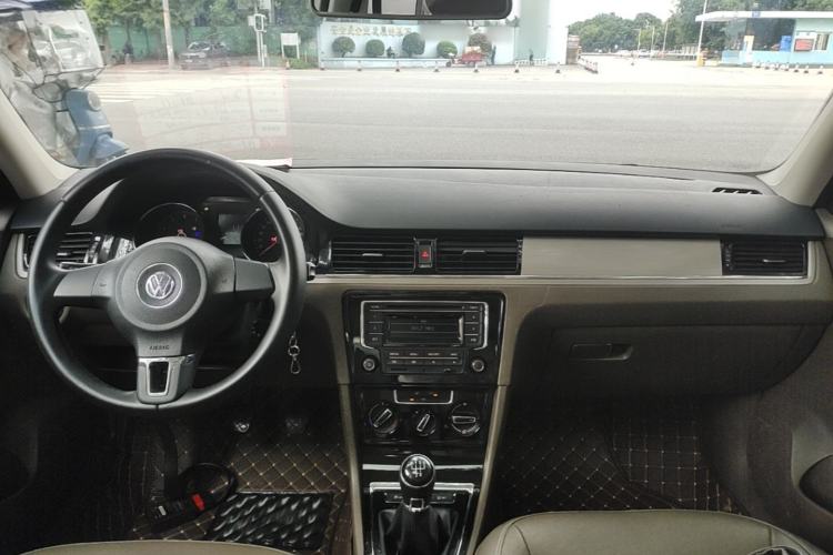 Used Volkswagen Bora 2014 1.6L Manual Comfort Model Center Console