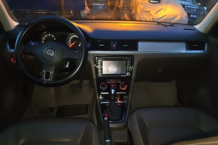 Used Volkswagen Bora 2014 1.6L Automatic Comfort Model Center Console