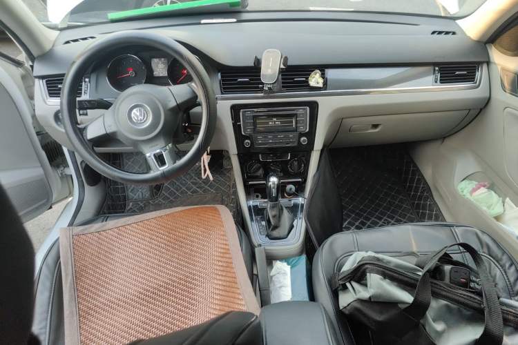 Used Volkswagen Bora 2014 1.6L Automatic Fashion Model Center Console