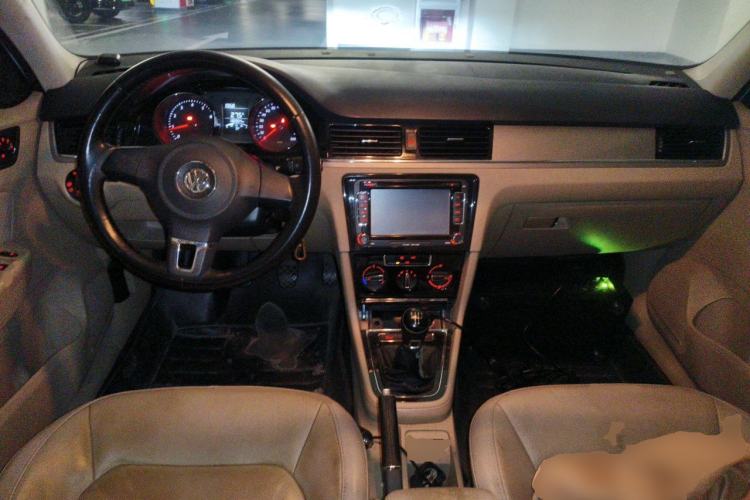 Used Volkswagen Bora 2014 1.6L Manual Comfort Model Center Console