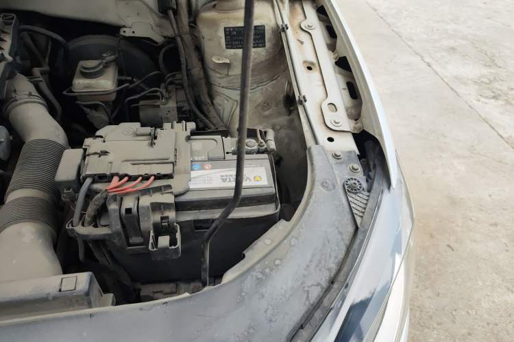 Used Volkswagen Bora 2014 1.6L Automatic Fashion Model Engine Bay Left