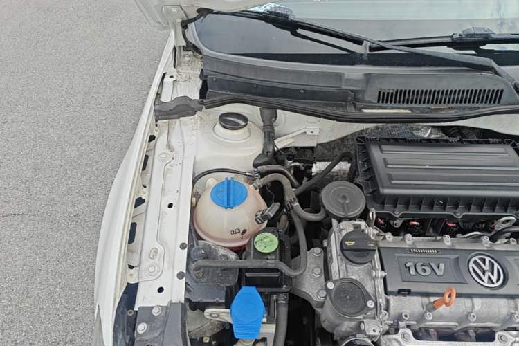 Used Volkswagen Bora 2014 1.6L Automatic Luxury Model Engine Bay Right