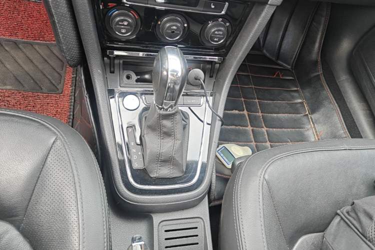 Used Volkswagen Bora 2014 1.6L Automatic Luxury Model Gear Lever