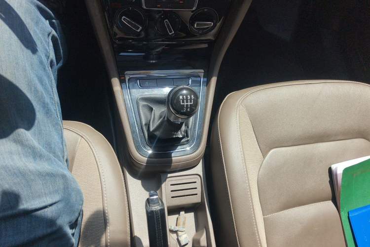 Used Volkswagen Bora 2014 1.4 TSI Manual Comfort Model Gear Lever