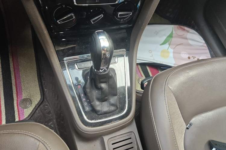 Used Volkswagen Bora 2014 1.6L Automatic Comfort Model Gear Lever