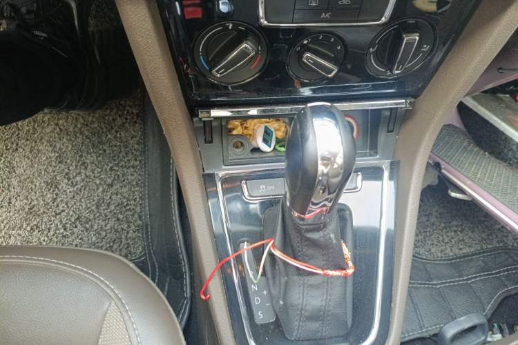 Used Volkswagen Bora 2014 1.6L Automatic Comfort Model Gear Lever
