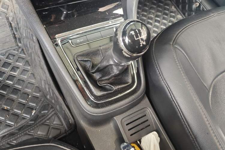 Used Volkswagen Bora 2014 1.6L Manual Fashion Edition Gear Lever