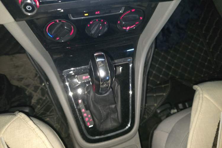 Used Volkswagen Bora 2014 1.6L Automatic Fashion Model Gear Lever