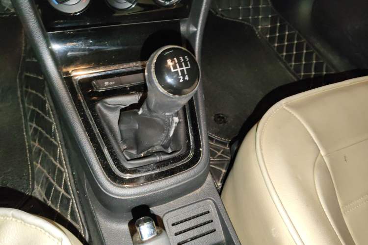 Used Volkswagen Bora 2014 1.6L Manual Fashion Edition Gear Lever