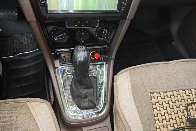 Used Volkswagen Bora 2014 1.4TSI Automatic Comfort Model Gear Lever