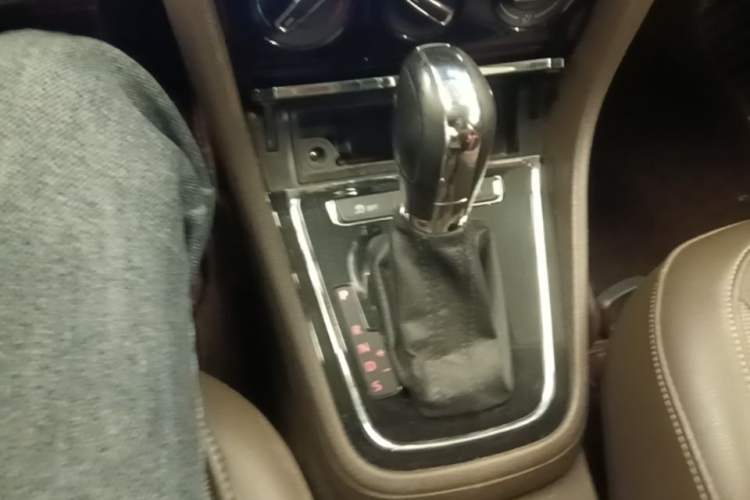 Used Volkswagen Bora 2014 1.6L Automatic Comfort Model Gear Lever
