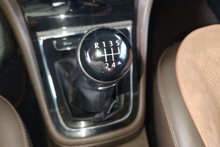 Used Volkswagen Bora 2014 1.6L Manual Comfort Model Gear Lever