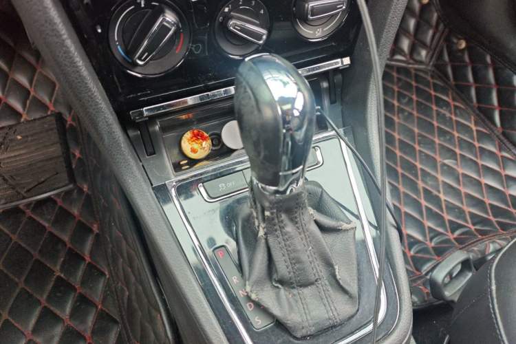 Used Volkswagen Bora 2014 1.6L Automatic Comfort Model Gear Lever
