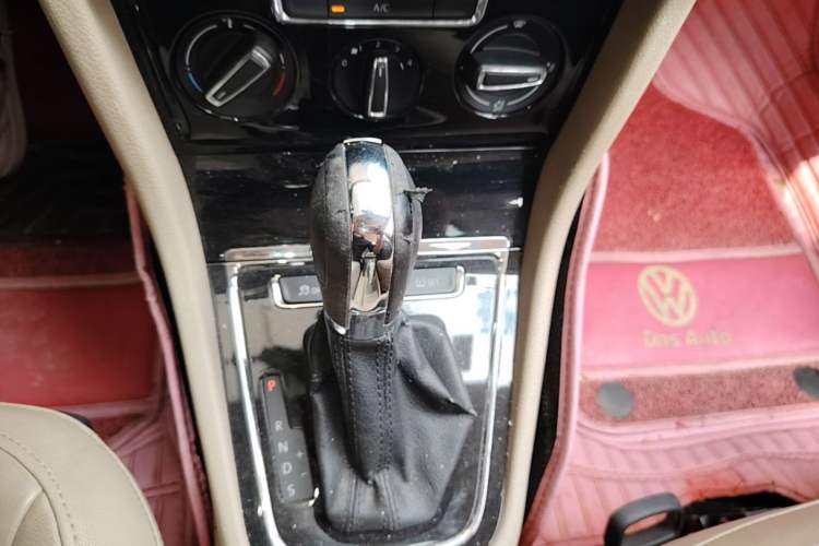 Used Volkswagen Bora 2014 1.6L Automatic Comfort Model Gear Lever