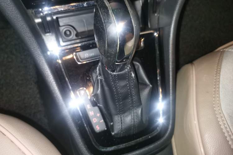 Used Volkswagen Bora 2014 1.6L Automatic Comfort Model Gear Lever