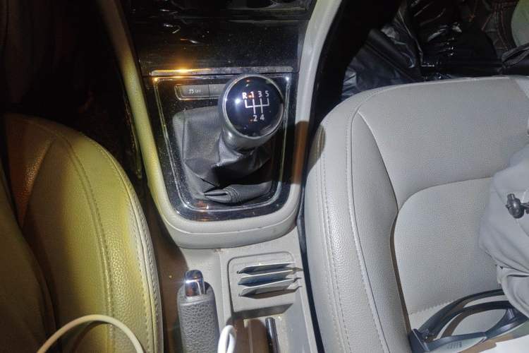 Used Volkswagen Bora 2014 1.6L Manual Fashion Edition Gear Lever