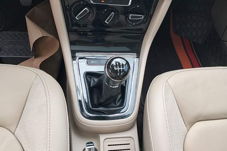 Used Volkswagen Bora 2014 1.6L Manual Comfort Model Gear Lever