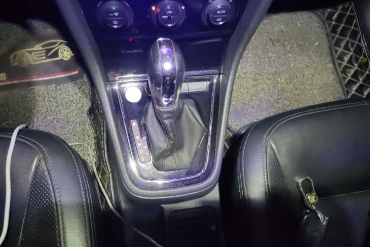 Used Volkswagen Bora 2014 1.6L Automatic Luxury Model Gear Lever