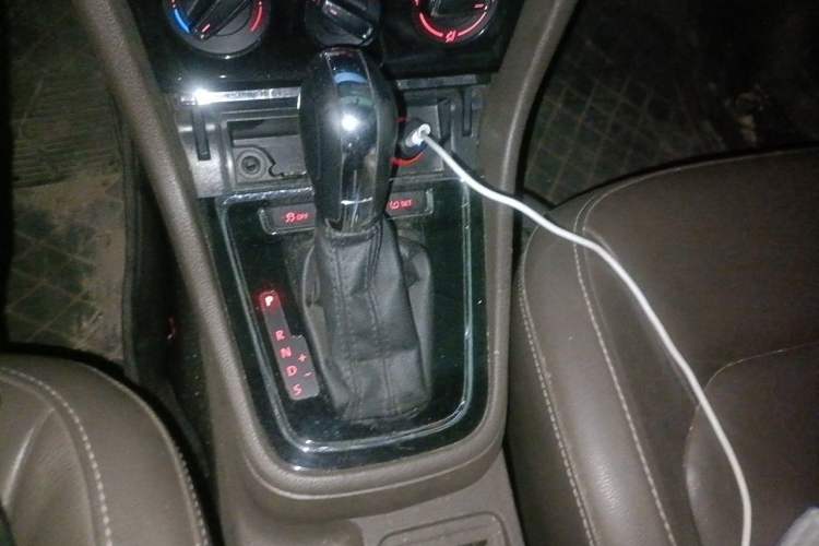 Used Volkswagen Bora 2014 1.6L Automatic Comfort Model Gear Lever