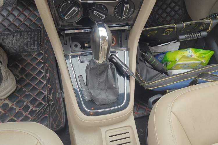 Used Volkswagen Bora 2014 1.6L Automatic Comfort Model Gear Lever