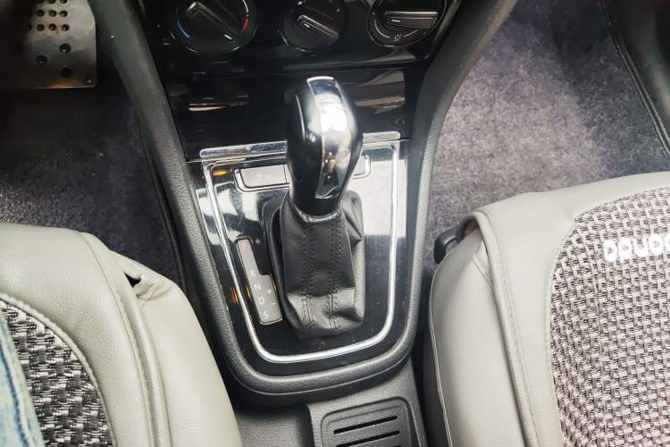 Used Volkswagen Bora 2014 1.6L Automatic Fashion Model Gear Lever