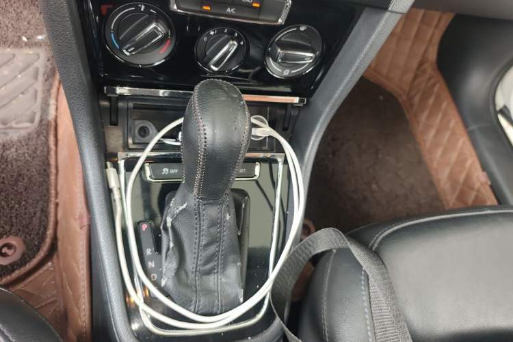 Used Volkswagen Bora 2014 1.4TSI Automatic Comfort Model Gear Lever
